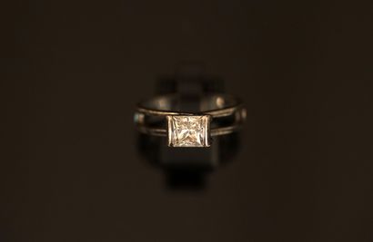 BAGUE MODERNISTE en argent min 800/°° sertie...