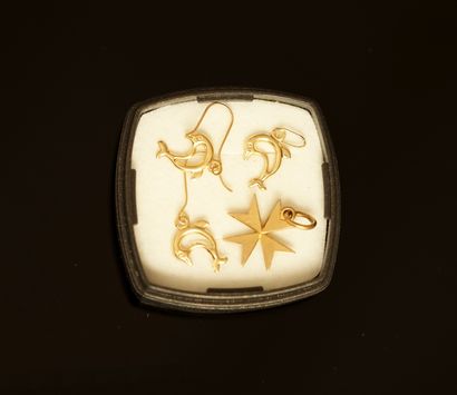 SET in 18k (750/°°) yellow gold comprising...