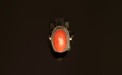 Silver ring 800‰ adorned with an oval coral...