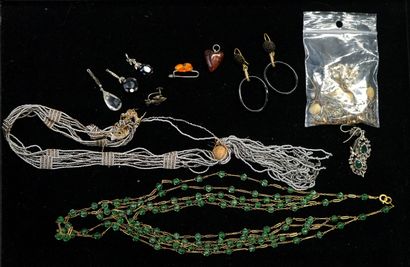 SET in silver- or gold-plated metal comprising...