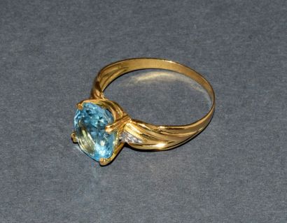 BAGUE en or jaune 18K (750/°°) centrée d’une...