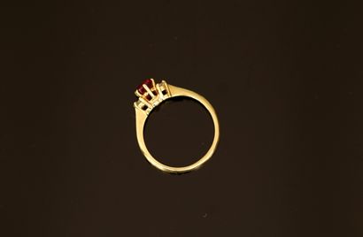 18K (750/°°) yellow gold ring set with an...