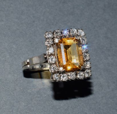 AMUSANTE OPEN-ENDED RING in 18K (750/°°)...