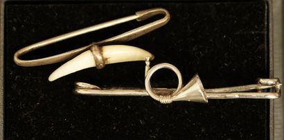 SET of 2 hunting PINS in min. 800/°° silver,...