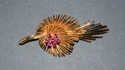 BROCHE en or jaune 18K (750/°°) stylisant...