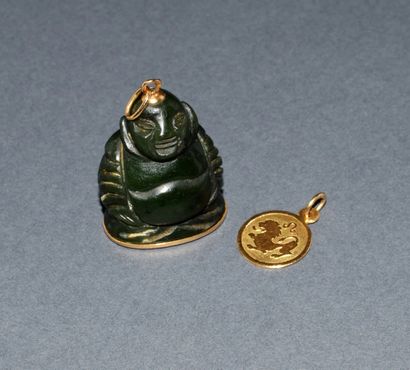 PENDENTIF figurant un bouddha en serpentine,...