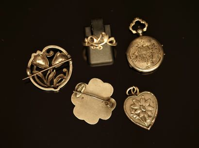 ENSEMBLE in silver min 800/°° including:...