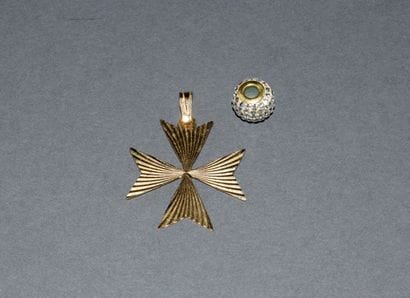 LOT OF 9K GOLD (375/°°) consisting of a charm,...