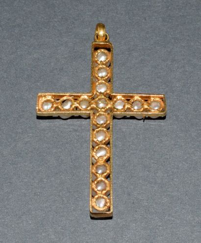 CROSS PENDANT in 18K (750/°°) yellow gold...