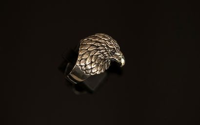 925/°° silver ring featuring a finely chased...