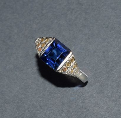 BAGUE en platine centrée d’un saphir de synthèse,...