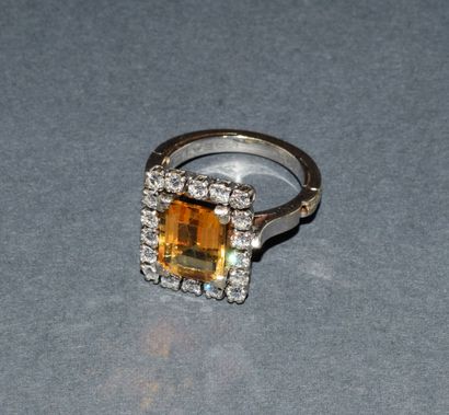 AMUSANTE OPEN-ENDED RING in 18K (750/°°)...