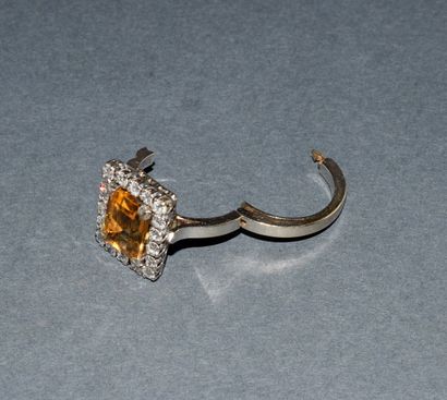 AMUSANTE OPEN-ENDED RING in 18K (750/°°)...