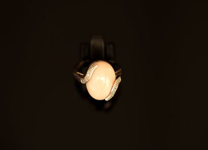 925/°° silver ring centered on an oval cabochon...
