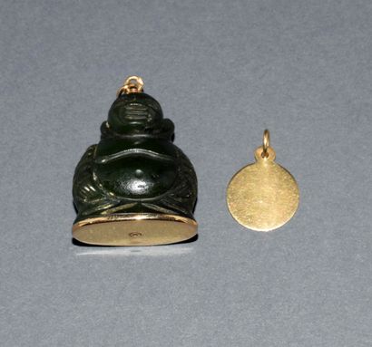 PENDENTIF figurant un bouddha en serpentine,...