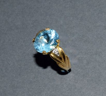 BAGUE en or jaune 18K (750/°°) centrée d’une...