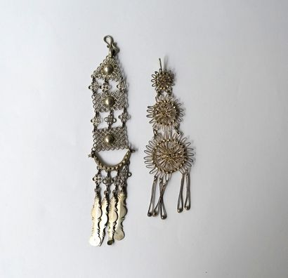 SET in low-titre silver comprising: 2 long...