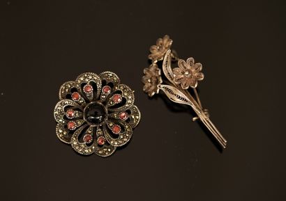 SET in silver min 800/°° comprising: 2 brooches...