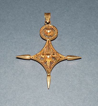 18K (750/°°) yellow gold PENDANT featuring...
