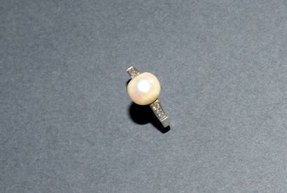 BAGUE or blanc 18K (750/°°) centrée d’une...