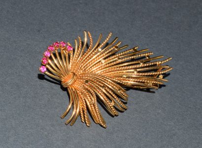 BROCHURE in 18K (750/°°) yellow gold featuring...