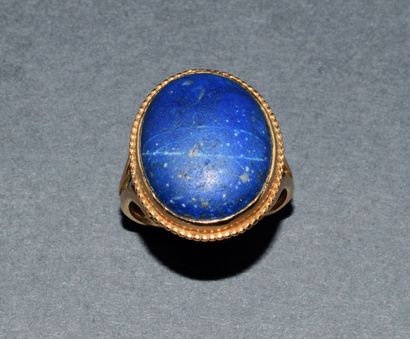 BAGUE en or jaune 18K (750/°°) centrée d’un...