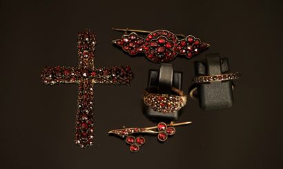 SET in gilt or silver-plated metal and faceted...
