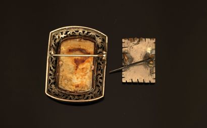 SET of 2 PINS in silver- or gold-plated metal,...