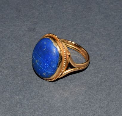 BAGUE en or jaune 18K (750/°°) centrée d’un...