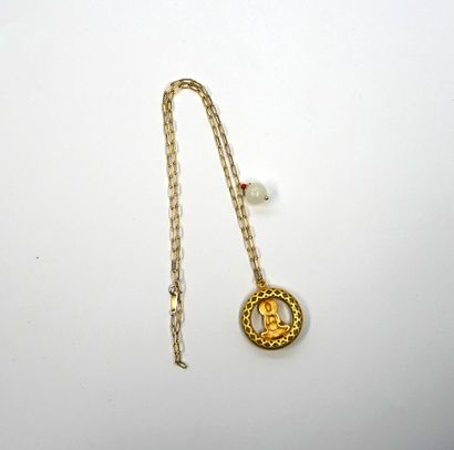 COLLIER en argent doré retenant un pendentif...