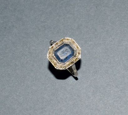 BAGUE en or blanc 18K (750/°°) centrée d’un...