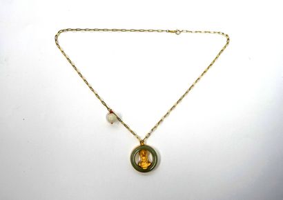 COLLIER en argent doré retenant un pendentif...