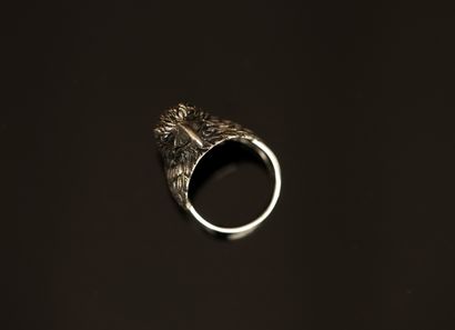 925/°° silver ring featuring a finely chased...
