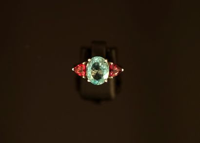 BAGUE en or blanc 18K (750/°°) centrée d'une...