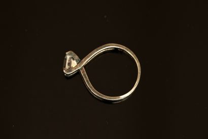 BAGUE MODERNISTE en argent min 800/°° sertie...