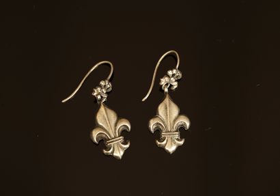 PAIR OF EAR PENDANTS in silver metal with...