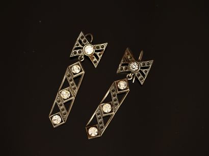 FANTAISIE - PAIR OF EAR PENDANTS in silver-plated...