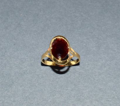 BAGUE en or jaune 18K (750/°°) centrée d’un...