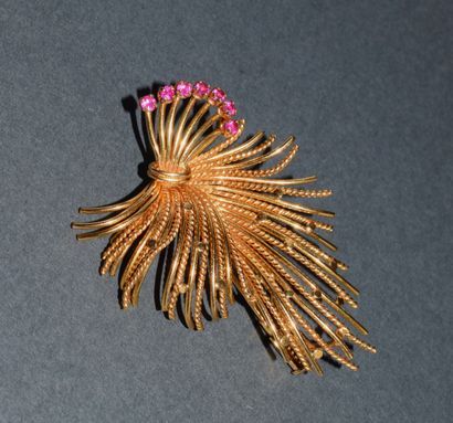 BROCHURE in 18K (750/°°) yellow gold featuring...
