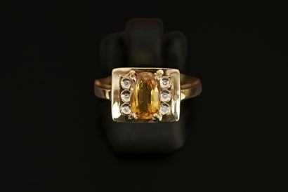 18k (750/°°) yellow gold ring centered on...
