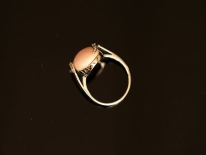 925/°° silver ring centered on an oval cabochon...