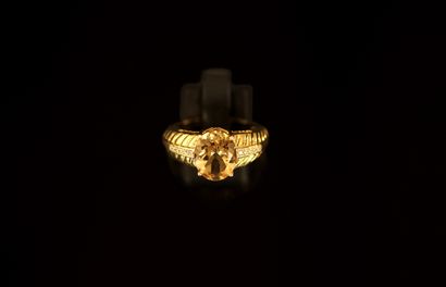 925/°° GOLD silver ring centered on an oval...