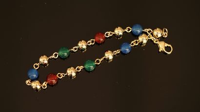 BRACELET en plaqué or composé de boules de...