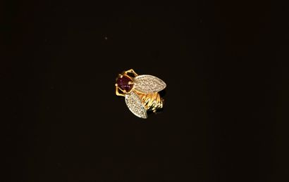 LITTLE 18K (750/°°) yellow gold brooch featuring...