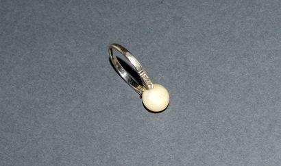 BAGUE or blanc 18K (750/°°) centrée d’une...