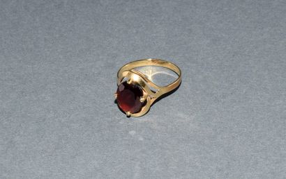 BAGUE en or jaune 18K (750/°°) centrée d’un...