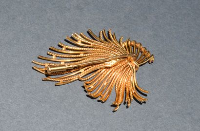 BROCHURE in 18K (750/°°) yellow gold featuring...