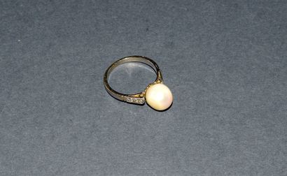 BAGUE or blanc 18K (750/°°) centrée d’une...
