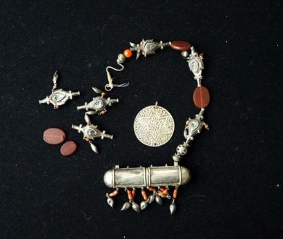 Silver metal NECKLACE (broken, needs reassembly)...