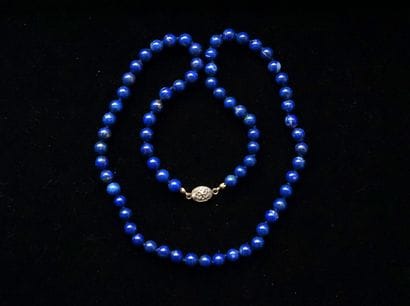 Chocker necklace with 69 lapis lazuli balls,...